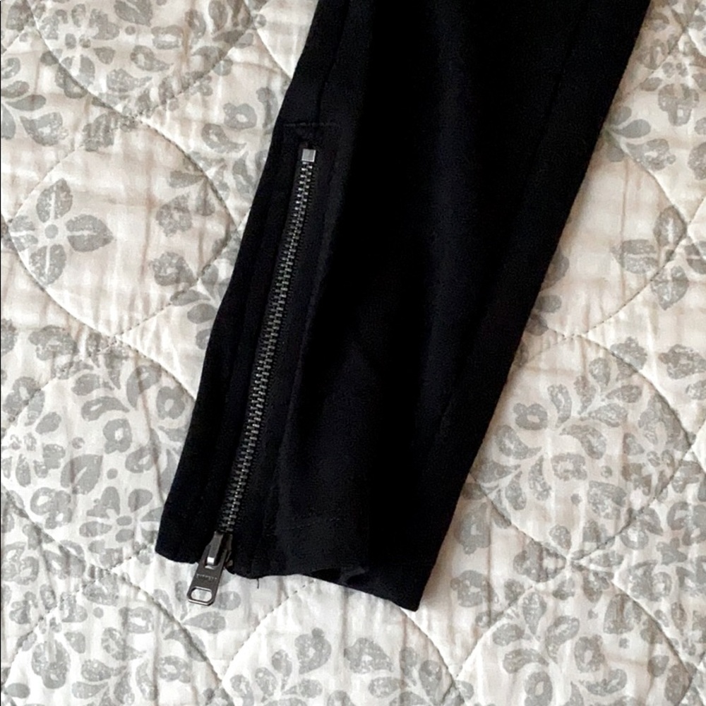 Express Leggings w/ Ankle Zip and Knee Pleats - S